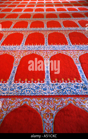 Motif répétitif sur tapis rouge Banque D'Images