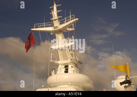 Bateau de Croisière Disney Wonder superstructure rouge vif radar bateau couleurs tendances design architecture Banque D'Images