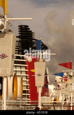 Bateau de Croisière Disney Wonder superstructure rouge vif radar bateau couleurs tendances design architecture Banque D'Images