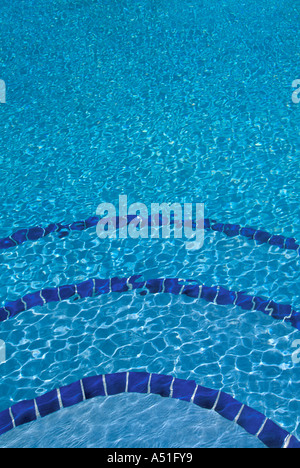 Les ondulations de l'eau de piscine concept idée d'arrière-plan Banque D'Images