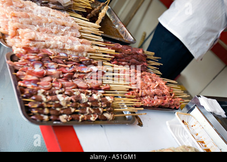 Chine Pékin différentes viandes d'organe et de petits oiseaux sur prêt pour griller les brochettes brochettes comme dans marché plein air Banque D'Images