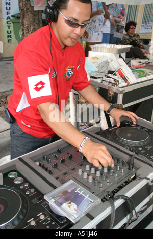 Miami Florida,Little Havana,Calle Ocho Carnaval,adulte,adultes,homme hommes,garçon garçons lad lads enfant enfants enfants,deejay,dee jay,dj,musique,électronique Banque D'Images