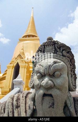 Stupa doré et pierre Guardian Wat Phra Kaew près du Grand Palais Royal Bangkok Thaïlande Banque D'Images