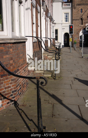 Maisons géorgiennes traditionnelles en face de la cité médiévale au bar de la passerelle nord Yorkshire Beverley dans UK Banque D'Images