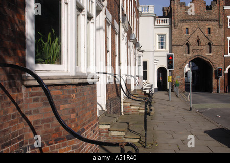 Maisons géorgiennes traditionnelles en face de la cité médiévale au bar de la passerelle nord Yorkshire Beverley dans UK Banque D'Images