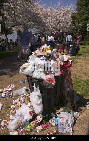 Poubelle entouré et débordant de déchets au cours de l'Assemblée Cherry Blossom Festival à Washington DC USA Banque D'Images