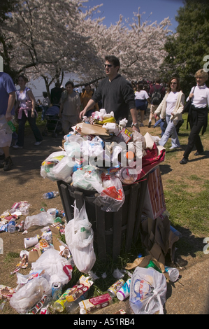 Poubelle entouré par et débordant de déchets au cours de l'Assemblée Cherry Blossom Festival à Washington DC USA Banque D'Images