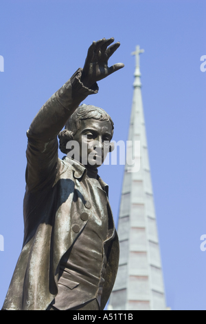 Statue de Edmund Burke dans Burke Park vers le clocher de l'Ascension et St Agnes Episcopal Church Washington DC USA Banque D'Images