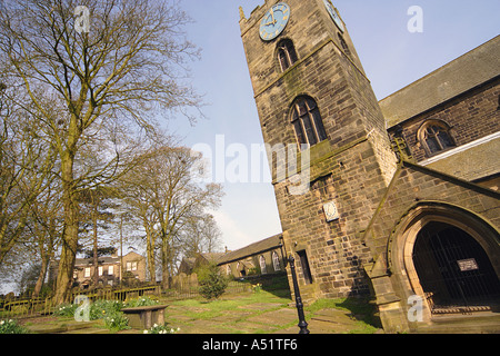 Saint Michel et tous les Anges Haworth Yorkshire UK avec l'école et le Bronte Parsonage en arrière-plan Banque D'Images