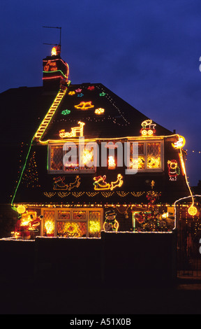 Maison individuelle maison couverte de lumières de Noël fêter Noël Leeds UK Banque D'Images