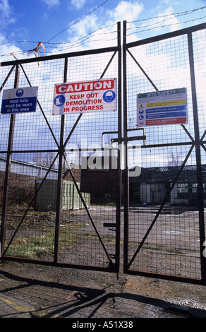 Des grilles verrouillées de locaux en cours de démolition à Leeds UK Banque D'Images