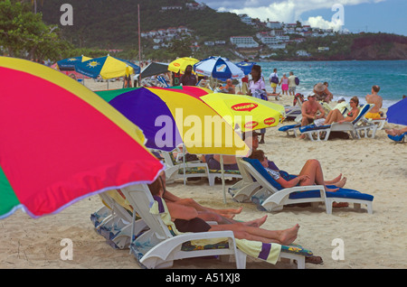 Touristes se détendant sur la plage de Grand Anse, Grenade Caribean Banque D'Images