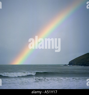 La recherche à travers la baie de Croyde mer gris avec vagues et rainbow vers Baggy Point North Devon, Angleterre Banque D'Images