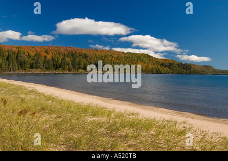 L'automne sur la Bete Grise Bay sur le lac Supérieur de la péninsule de Keweenaw Upper Peninsula Michigan Banque D'Images