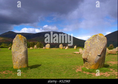 L'Angleterre, Cumbria, Parc National de Lake District. Le cercle de pierres de Castlerigg populaires datant de la période néolithique au plus tard Banque D'Images