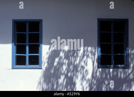 Deux fenêtres bleues dans le Museo Municipal de Arte Moderno dans la ville de Cuenca en Equateur Banque D'Images