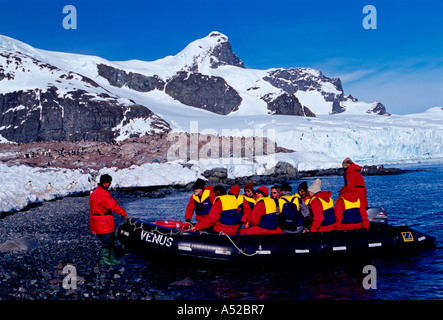 Les gens, les touristes, une excursion en bateau, zodiac, wet landing, guide, visite guidée de l'Île Cuverville, Canal Errera, péninsule antarctique, l'antarctique Banque D'Images