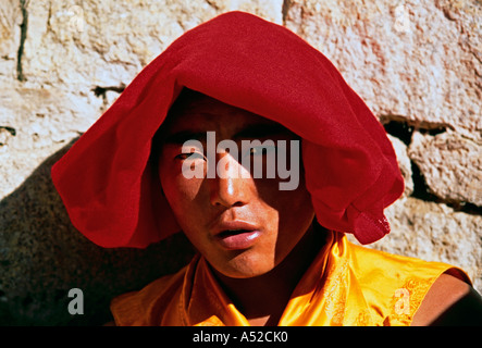 1, 1, moine tibétain, moine Bouddhiste Tibétain, homme religieux, l'homme, le contact oculaire, vue de face, portrait, Drepung, à l'ouest de Lhassa, Tibet, Chine Banque D'Images