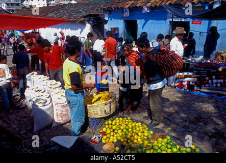 Les Guatémaltèques, Guatémaltèques, Maya, Maya, les gens, les fournisseurs, le marché central, Chichicastenango, El Quiché, El Quiché, Guatemala, Amérique Centrale Banque D'Images