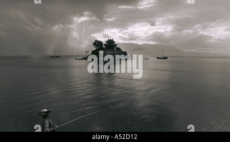 Photographie noir et blanc de la pêche sur le Lac Erhai Dali Chine avec l'île de la navette d'Or (Jinsuo Dao) centré avec les bateaux de pêche. Banque D'Images