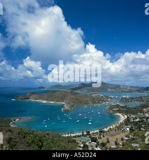 Vue de jour plus de regarder sur English Harbour et Nelsons Dockyard de Shirley Heights Antigua aux Caraïbes Banque D'Images