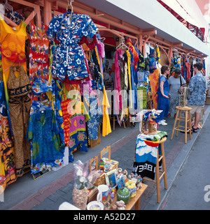 Ligne de devantures de marché avec des matériaux et des robes à vendre à Redcliffe Quay St Johns la capitale d'Antigua dans les Caraïbes Banque D'Images
