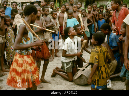 Filles africaines dansant au rythme des garçons mokoto tambour. Groupe ethnique Bodjaba. Région du fleuve Ngiri, République démocratique du Congo, ex Zaïre Banque D'Images