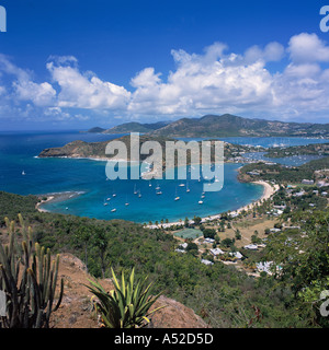 Vue de jour plus de regarder sur English Harbour et Nelsons Dockyard de Shirley Heights Antigua aux Caraïbes Banque D'Images