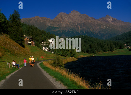 Les gens touristes visiteurs balade en longeant le lac de promenade au bord du St Moritz Grisons Canton Suisse Europe Banque D'Images