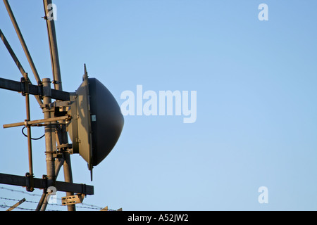 Micro-ondes radio Link antenne sur une tour de communications radio avec ciel bleu