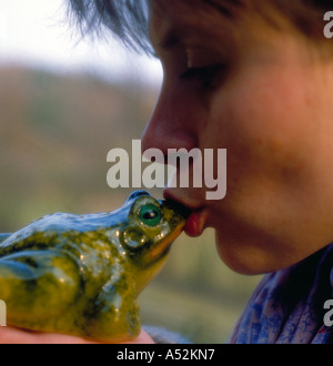 Young Girl kissing grenouille.(roi Grenouille ) Photo de Willy Matheisl Banque D'Images