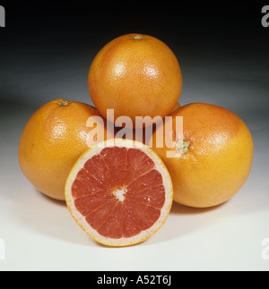 Ensemble et en suprêmes de pamplemousse rose variété de fruits Marsh Ruby Banque D'Images