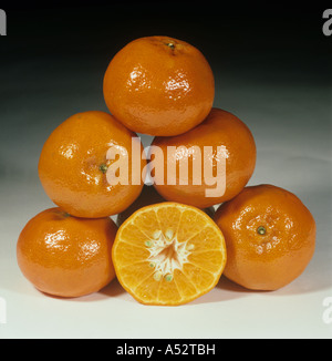 Ensemble et en suprêmes de mandarine Dancy variété de fruits Banque D'Images