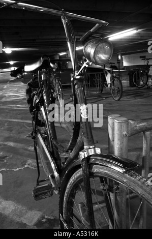 Un noir et blanc élégant capture d'un vieux vélo dans un parking couvert à Manhattan. L'espace pour copier. Camera : Nikon D2x. Banque D'Images