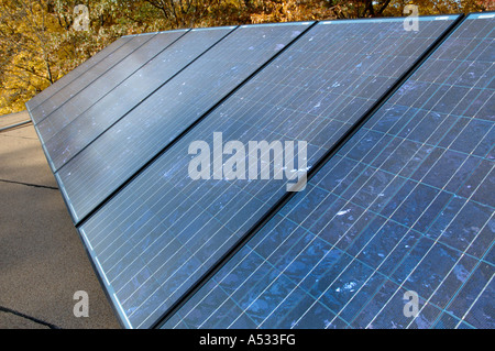 Gamme de panneaux solaires photovoltaïques sur le toit d'une maison Banque D'Images