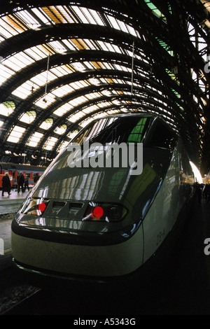 Chemins de Fer italiens Eurostar Italia haute vitesse train de voyageurs, la gare centrale de Milan, Italie. Banque D'Images