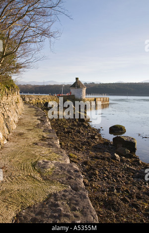 Isle of Anglesey Sentier du littoral l'article de passerelle soulevées par petite jetée sur la rive du détroit de Menai à Pwllfanogl Llanfairpwllgwyngyll Banque D'Images