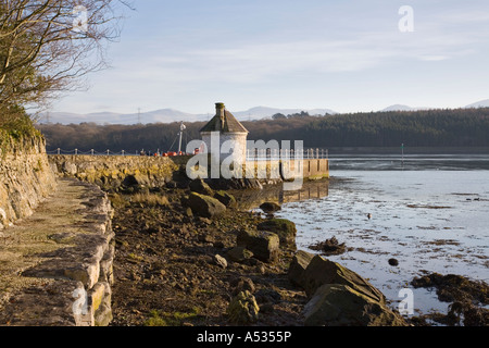 Isle of Anglesey Sentier du littoral l'article de passerelle soulevées par petite jetée sur la rive du détroit de Menai à Pwllfanogl Llanfairpwllgwyngyll Banque D'Images