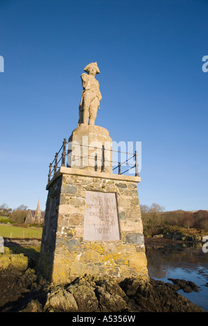 La statue de Nelson monument de l'amiral Horatio Nelson à côté du détroit de Menai à Llanfairpwllgwyngyll Anglesey au nord du Pays de Galles Royaume-uni Grande-Bretagne Banque D'Images