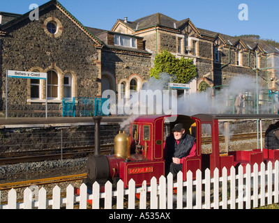 Train à Vapeur de fer miniature manèges touristiques donnant à Conwy Valley Railway Station Betws y Coed Conwy North Wales UK Banque D'Images