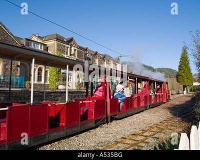 Train à Vapeur de fer miniature manèges touristiques donnant à Conwy Valley Railway Station Betws y Coed Conwy North Wales UK Banque D'Images