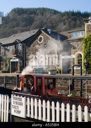 Train à Vapeur de fer miniature manèges touristiques donnant à Conwy Valley Railway Station Betws y Coed Conwy North Wales UK Banque D'Images