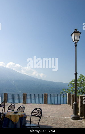 Terrasse d'un restaurant au-dessus du lac, Pieve, Lac de Garde, Italie Banque D'Images