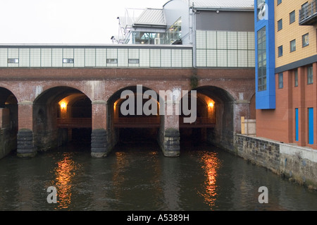 Arches sombres ; le canal de Leeds et Liverpool à Leeds Banque D'Images