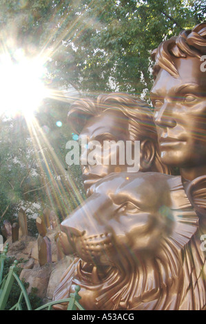 Buste : Sigfred & Roy & Lion avec la lumière de l'arbre intermédiaire chatoyante Banque D'Images