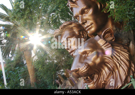 Buste : Sigfred & Roy & Lion avec la lumière de l'arbre intermédiaire chatoyante Banque D'Images