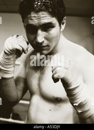 Portrait noir et blanc teinté de boxer avec les poings. Banque D'Images