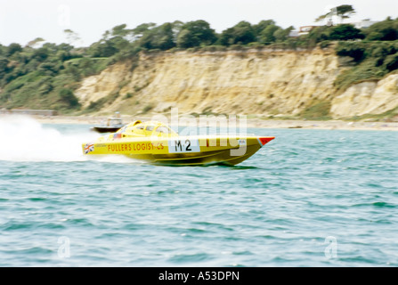 Un bateau de course à travers l'eau. Banque D'Images