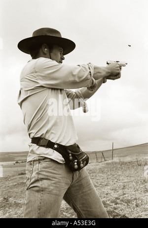 Portrait noir et blanc teinté de l'homme d'armes à feu. Banque D'Images