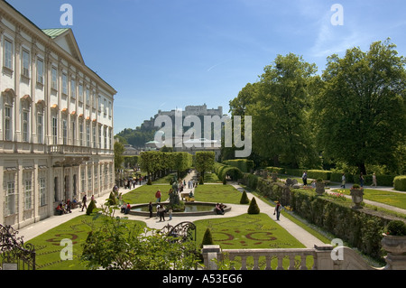 Mirabellgarten et vue sur la Forteresse de Salzbourg, Autriche Banque D'Images